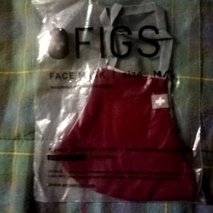 Figs Burgundy M/L Mask